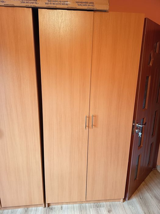 Vind două dulapuri haine.