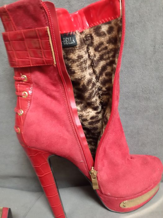 Продам женские ботинки