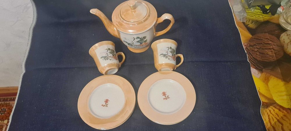 Заварочный чайник, блюдца, кружечки