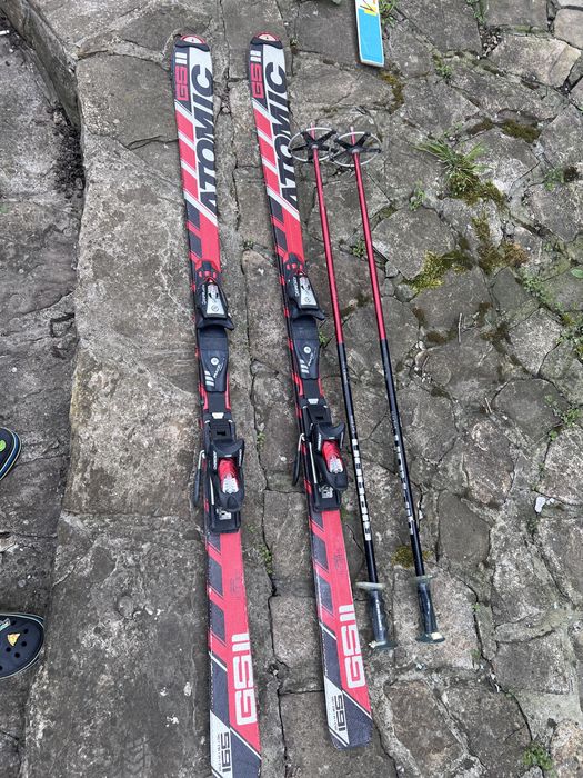 Vand doua perechi se Sky una  Rossignol si o pereche Atomic GS