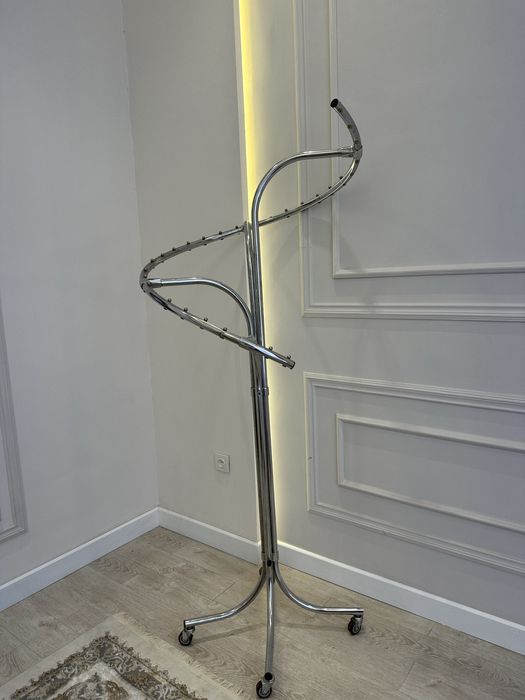 Округленная стойка для одежды