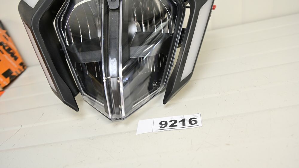 KTM Duke 390 2024 Far cu lumini DRL