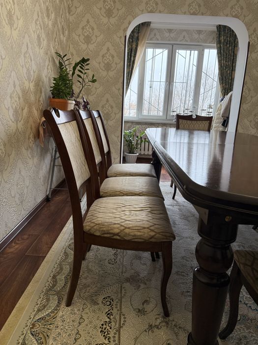 Стол с стульями ,в хорошеем состояний 8 стулья