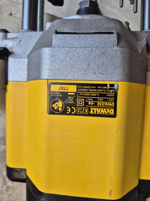 Оберфреза Dewalt DW625