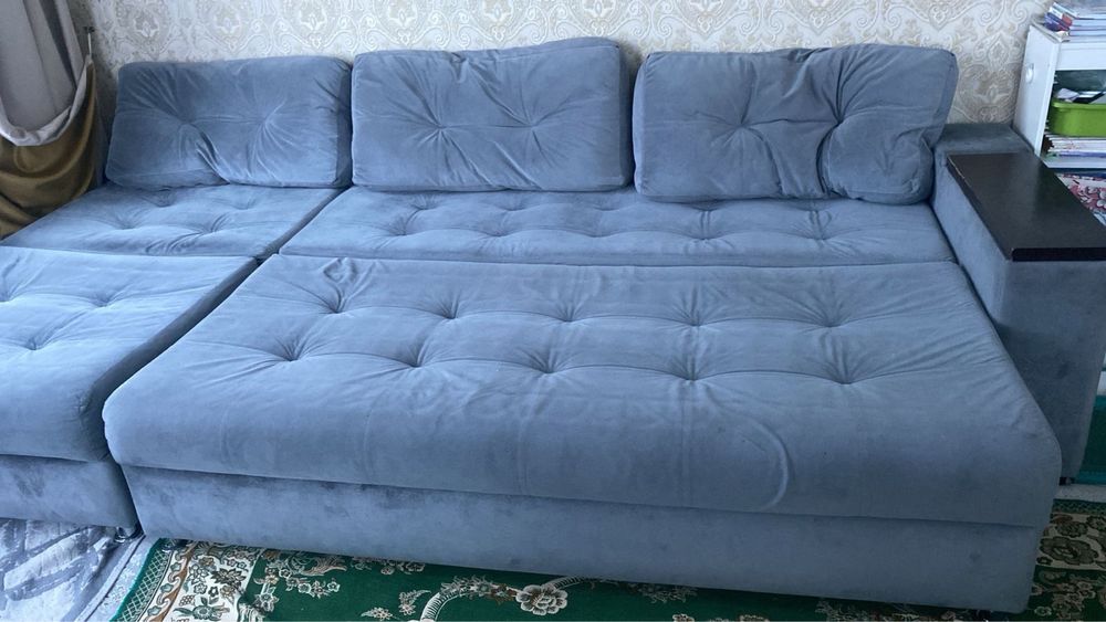 Большой удобный диван