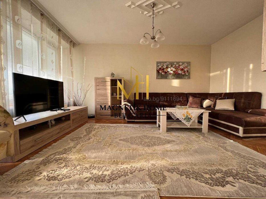 Слънчев тристаен апартамент до Новата поща в широк център