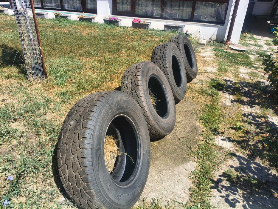 Продавам гуми за джип