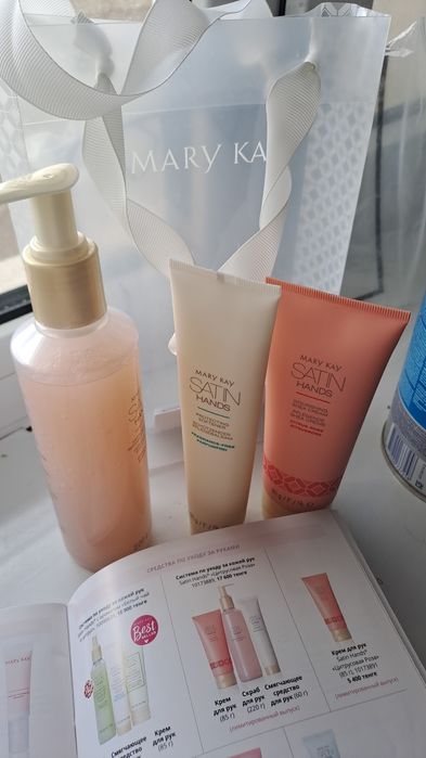 Кремы, хайлайтеры, спрей, тушь, помады