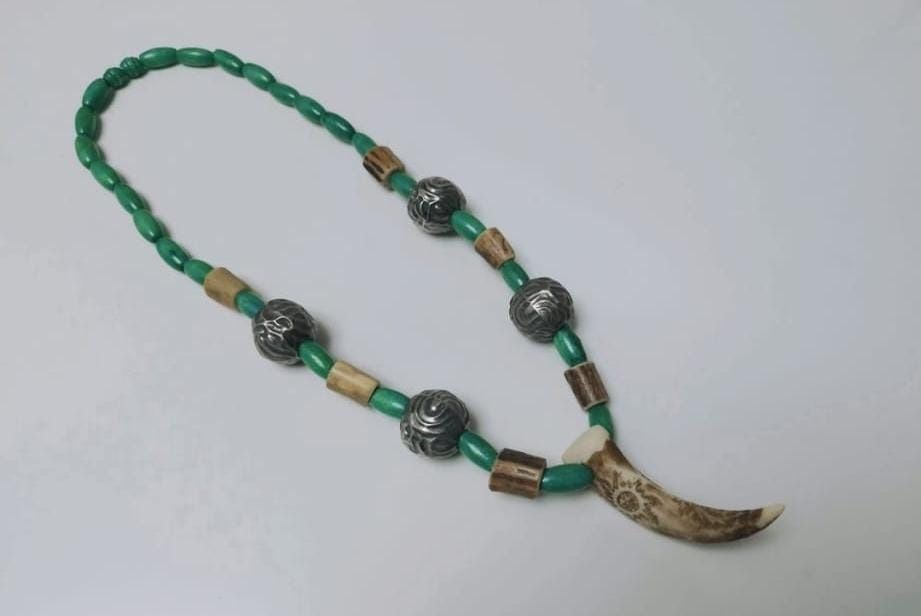 Colier etnic, elemente placate cu argint