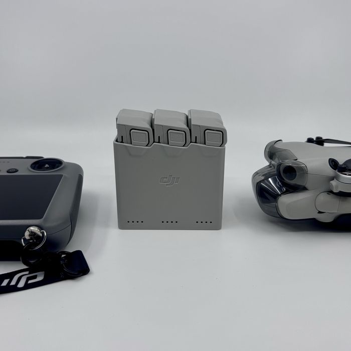 Drona DJI Mini 4 Pro Fly More Combo | 3 Baterii + Telecomanda DJI RC 2