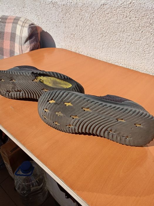 Vând pantofi sport Adidas produs de calitate superioara mărimea 43 1/2