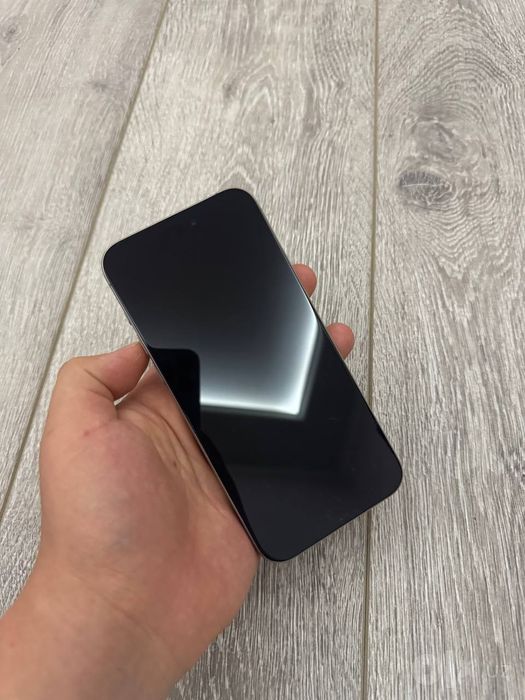 iPhone 15 Pro y Skidkada