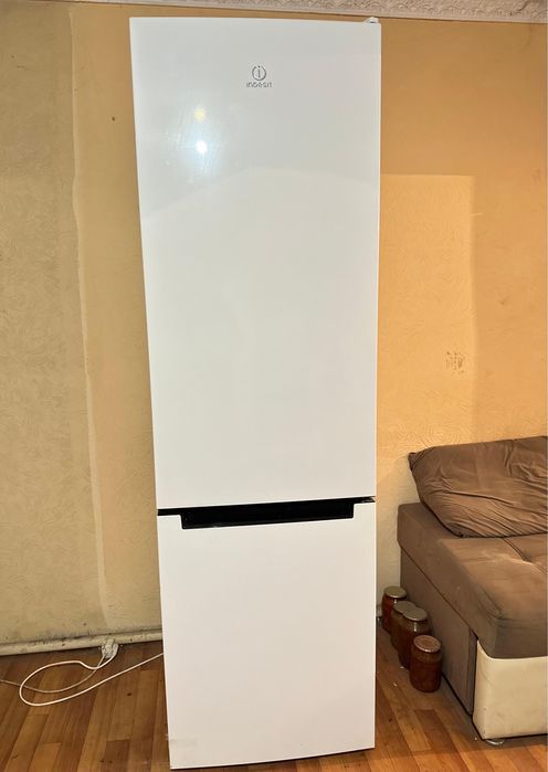 Продам Холодильник Indesit