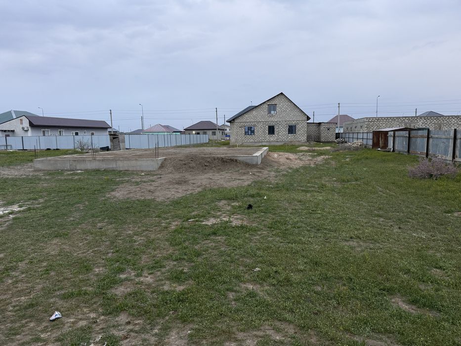 Жер Сатылады, фундаментімен