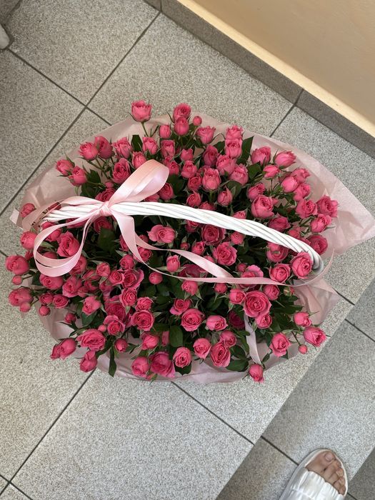 корзина с розами свежие