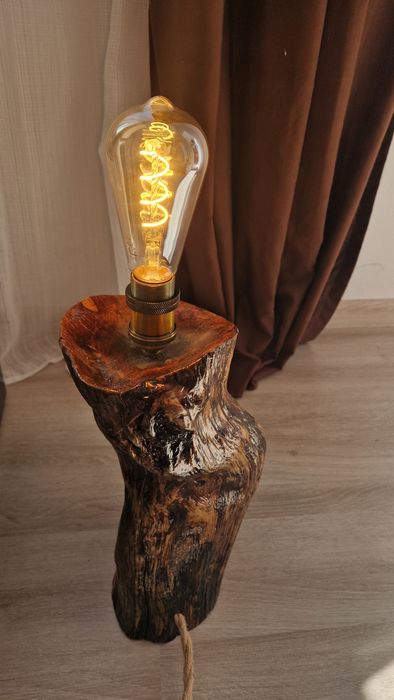 Ръчно изработена настолна лампа от естествено дърво