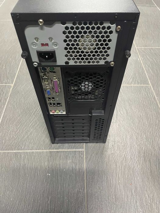 Настолен компютър ASUS с монитор ASUS Windows 10 Pro