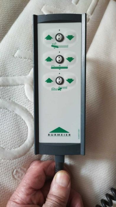 Pat medical pentru îngrijire bolnavi/recuperare, electric, cu telecomandă – Stare Excelentă