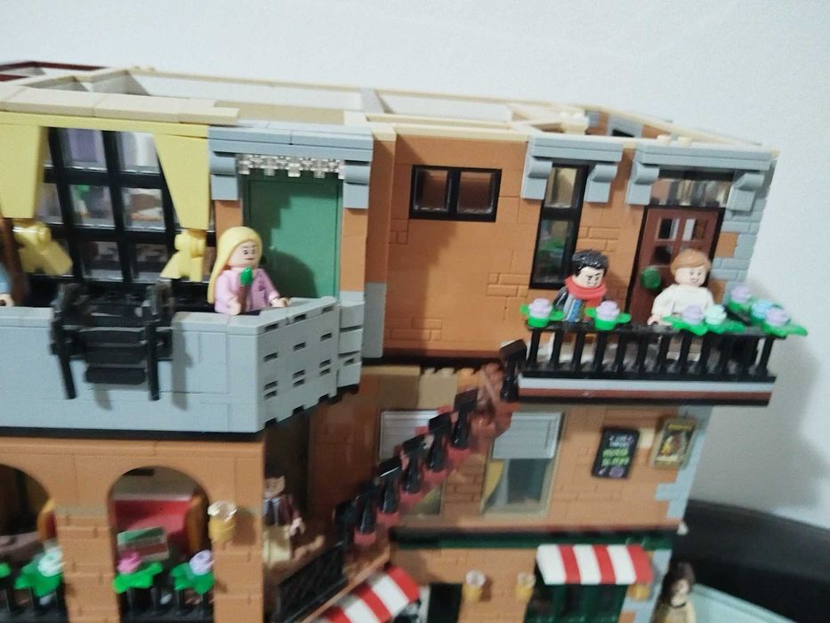 MOC Clădire Modulară Uriașă LEGO Friends (3 etaje – Central Perk + Apartamente)
