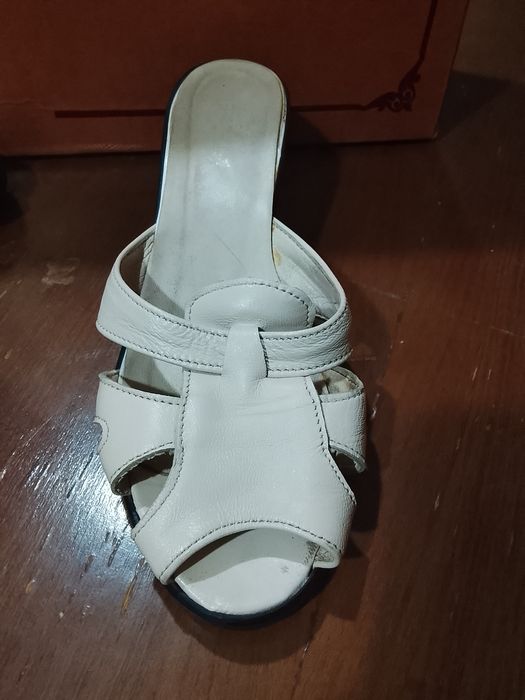 Шлепочки или мюли на танкетке