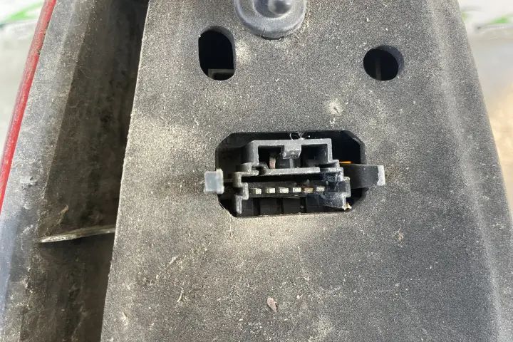 Lampa / Tripla stop dreapta pe aripa 8200211019 Dacia Logan 2007