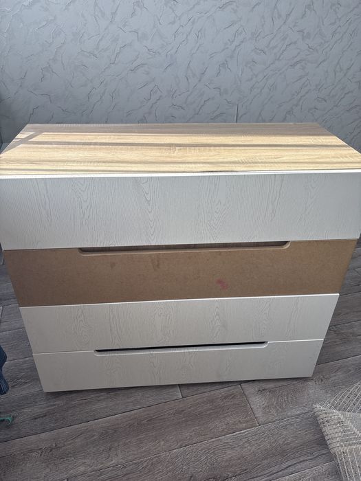 Подается кровать ,шкаф