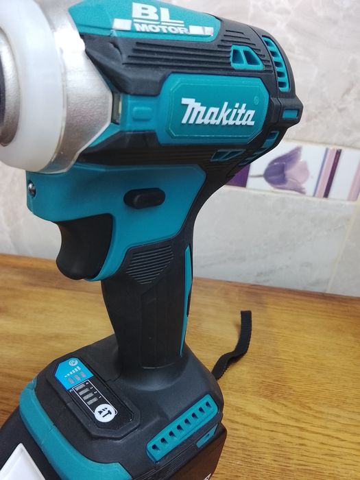 Autofiletanta impact Makita DTD171 cu baterie de 6A. Produs NOU