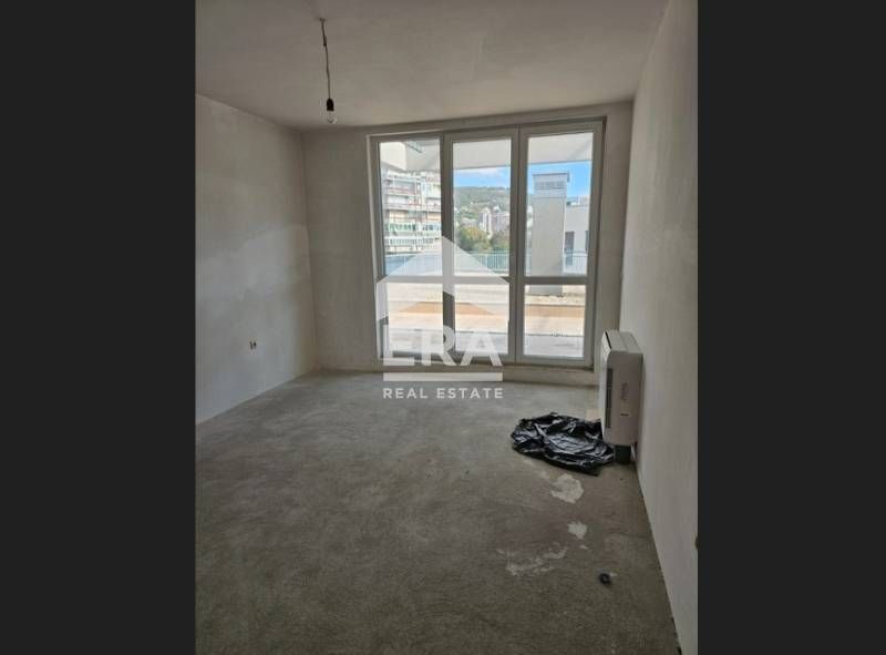 Четиристаен просторен апартамент в жк Левски град Варна