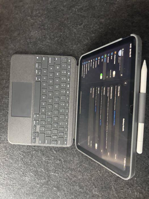Ipad 11 (A16) 128 gb + husa logitech cu tastatura + Pen