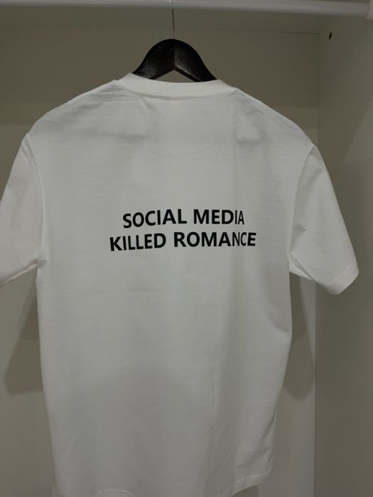 Футболка Social media killed romance