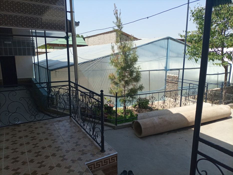 Uy sotiladi 8sotik 10xona Gaz,svet,SUV,wi fi bor teplitsa bor