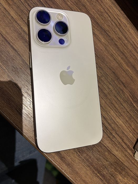 Iphone 15 pro с проблем в дисплея, подарък калъф