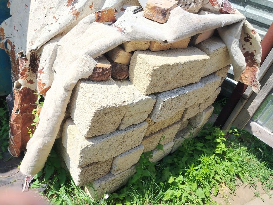 Строи материал, кирпич, угольник, балки,