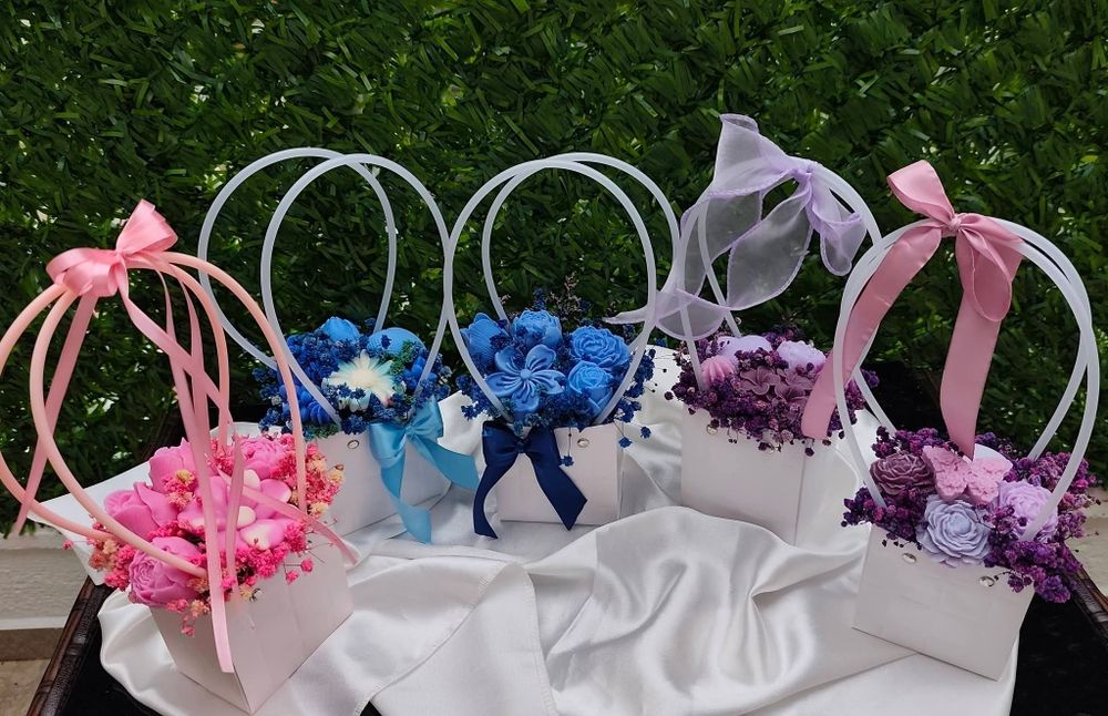 Букет с цветя от соев восък мартенички осми март