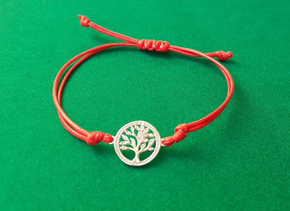 Гривна червен конец със сребро