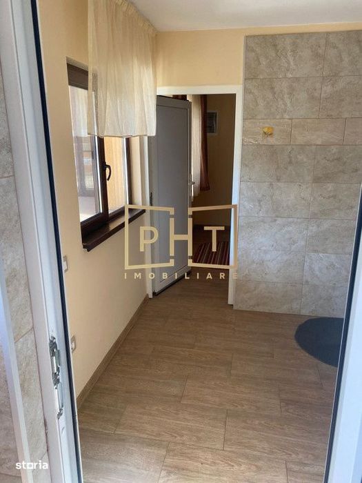 Casa cu 6 camere, 240 mp utili, 3 bai, curte 100 mp, panouri fotovolta
