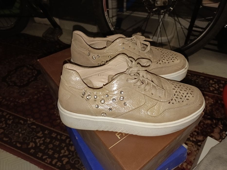 Продам женскую обувь