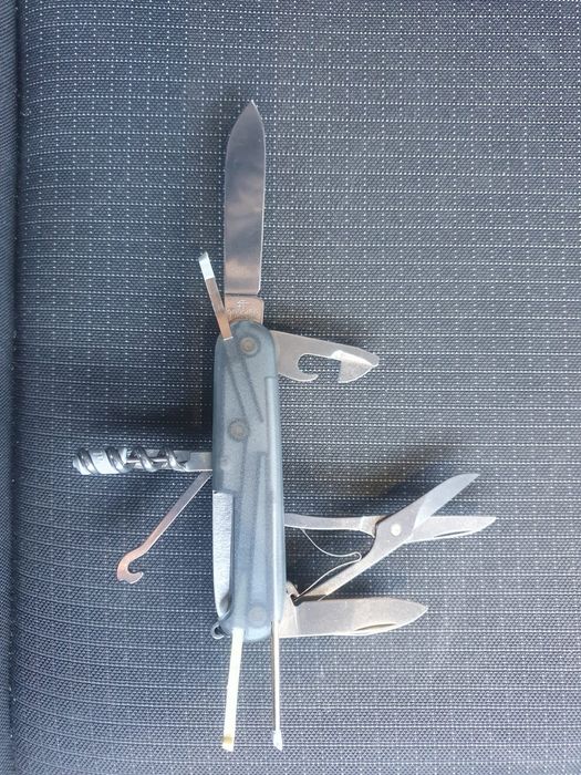 Cutit multi functionabil