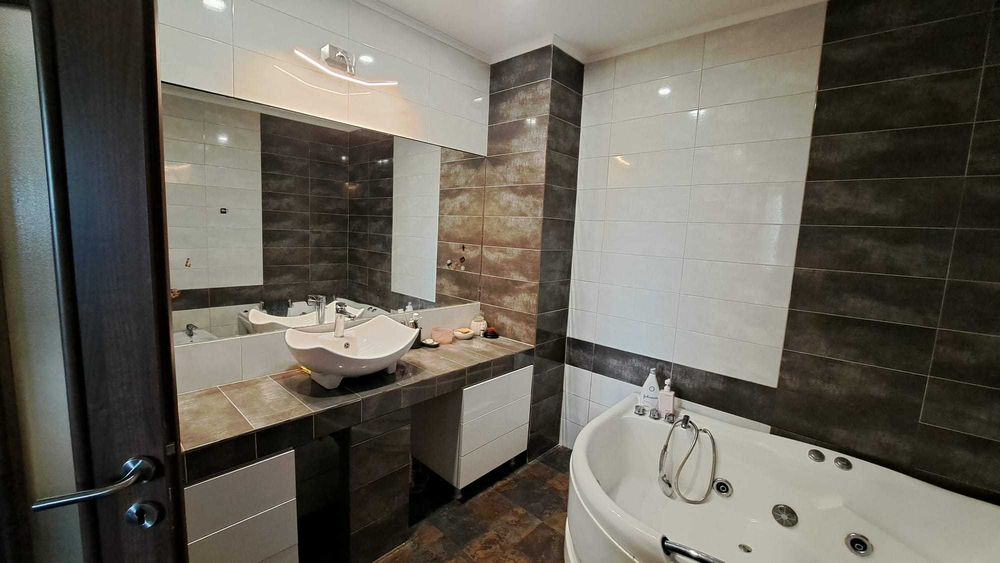 Vanzare Apartament Unicat,Proprietar,3 camere ,2 bai,Intrare privata,Senzatie de casa