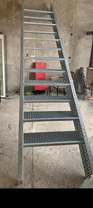 Scari zincate pe comanda și rigole de rezistenta