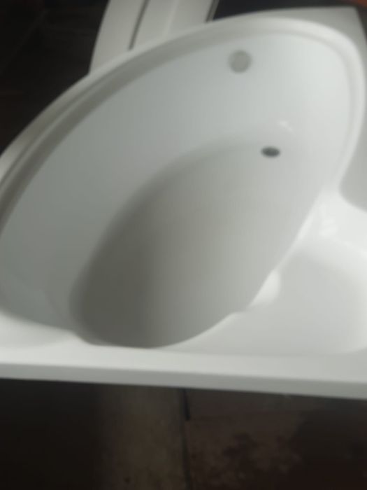 Vană pe colț ca nouă, 150x94  cu picioare si panou incluse