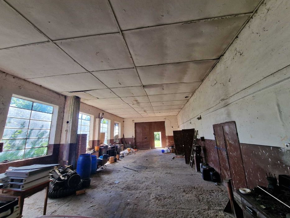 Vânzare teren cu construcții anexe