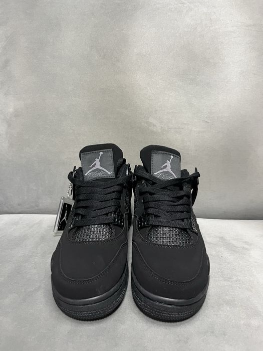 Vând sneakers model Jordan 4 – o piesă iconică, extrem de apreciată în cultura streetwear.