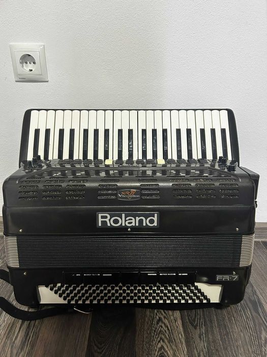 De vanzare acordeon Roland FR2