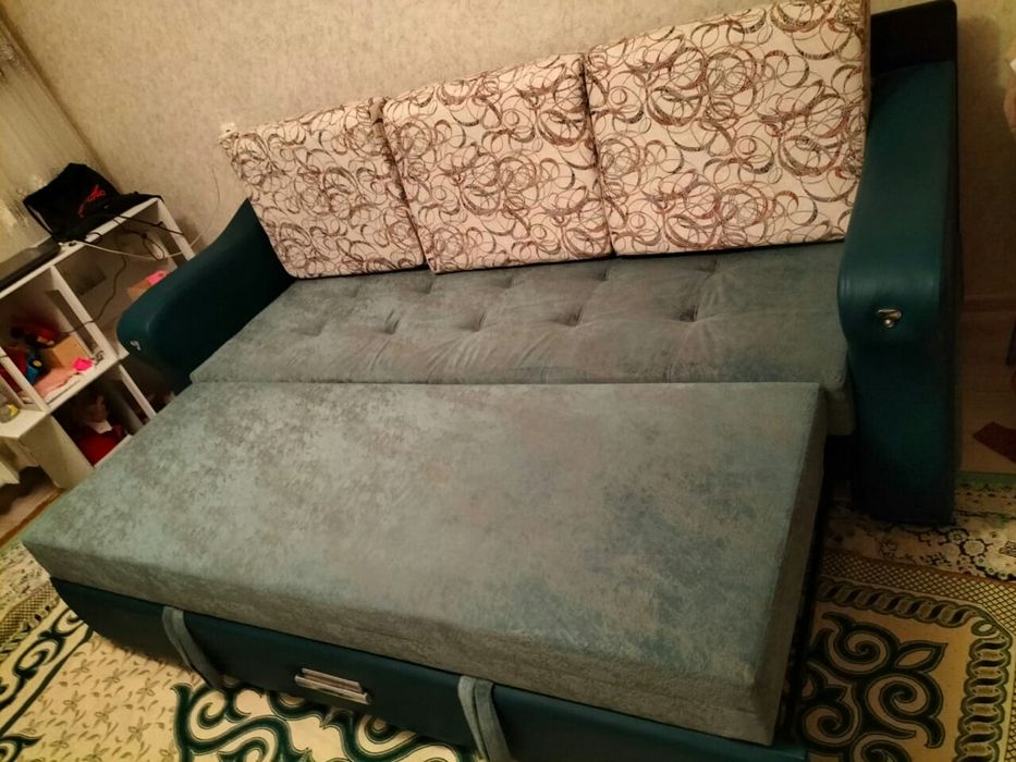 Диван раскладывается и как стол