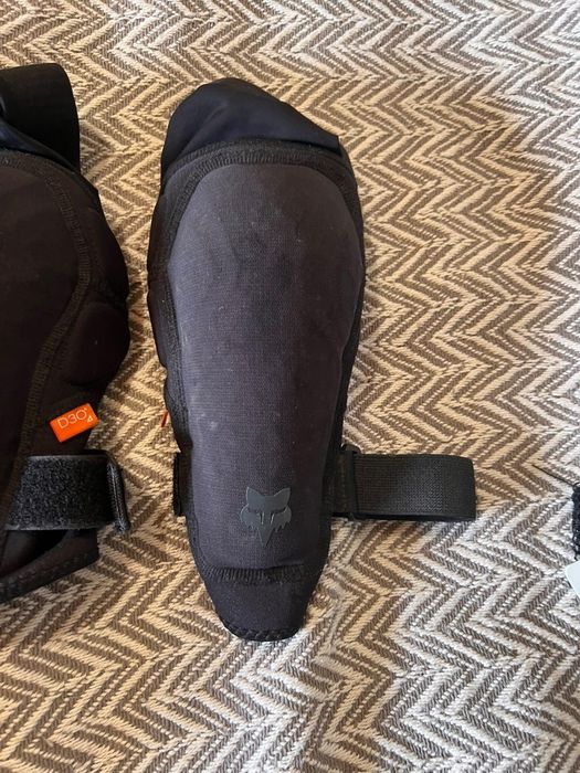 нови наколенки  Fox yth launch knew guard Blk