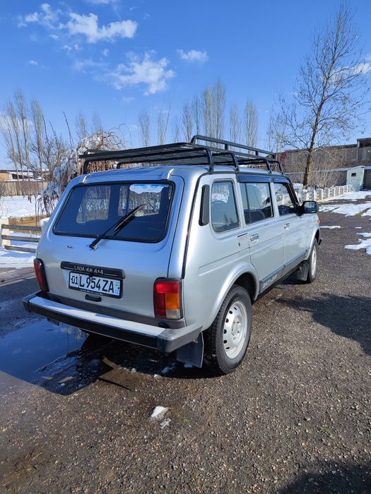 Продам Нива 2131 серебристый