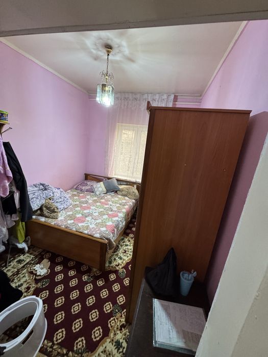 Дом в хорошем состояний. Находится в Янгибазаре