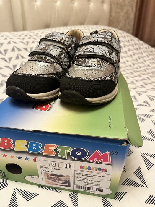 Продам кожаные детские кроссы