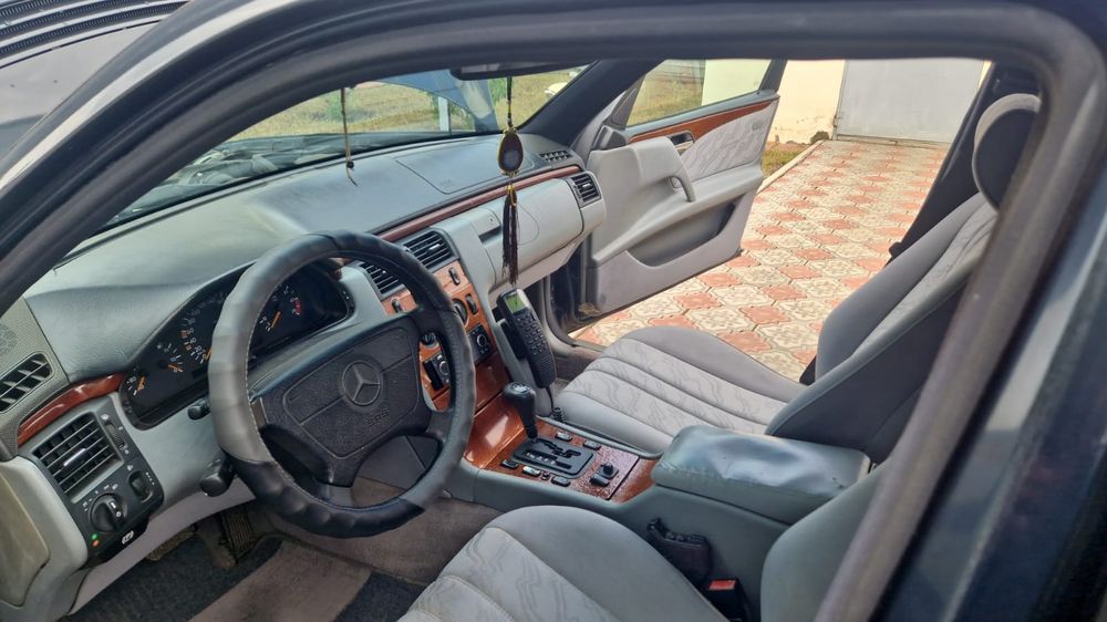 Mercedec Benz 210